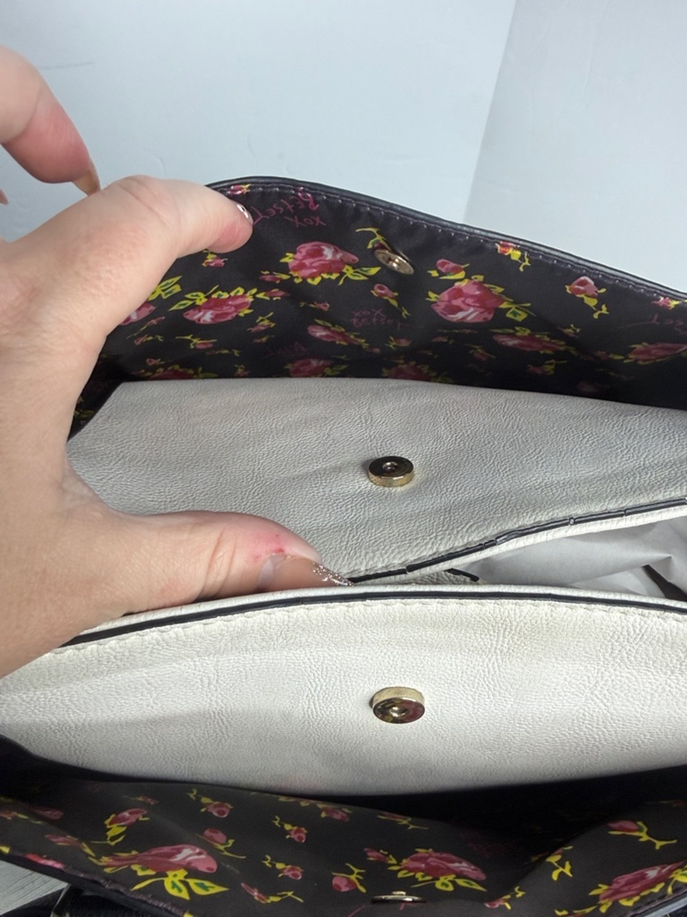 Betsey Johnson Black and white  Heart Bow Hand Bag/Purse Floral Lining - Hearts - Picture 8 of 12